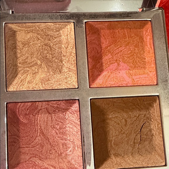 BECCA Silver Heart Compact - Picture 3 of 4